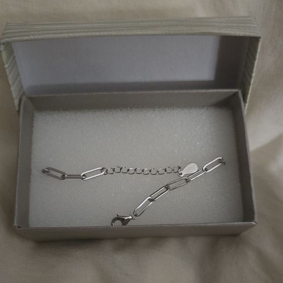 New Silver Heart Bracelet - Picture 2 of 2